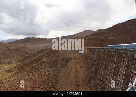 san Antonio de los Cobres, Salta, Argentinien. Enero 2022.Zug zu den Wolken über das La Polvorilla Viadukt Stockfoto