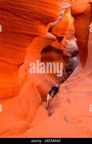 Fotografieren des erodierten Navajo-Sandsteins im Lower Antelope Canyon, Page, Arizona, USA Stockfoto