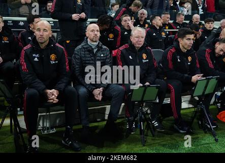 Manchester United-Manager Erik ten Hag (2. links) vor dem Premier League-Spiel in Craven Cottage, London. Bilddatum: Sonntag, 13. November 2022. Stockfoto