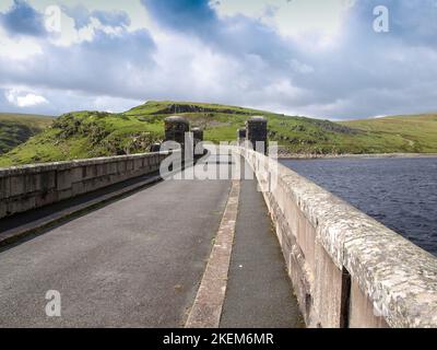 Staudamm von Clearwen Reservoir, Elan Valley, Wales Stockfoto