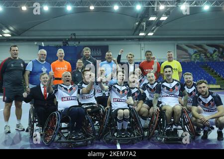 Sheffield, Großbritannien. 13.. November 2022. English Institute of Sport Sheffield, Sheffield, South Yorkshire, 13.. November 2022. England Wheelchair Rugby League vs Wales Wheelchair Rugby League in der Rugby League World Cup 2021 Halbfinale England Wheelchair Rugby League Feiern Sie den Sieg 125-22 über die Wales Wheelchair Rugby League, um einen Platz in der Rugby League World Cup 2021 Wheelchair Final zu buchen Credit: Touchlinepics/Alamy Live News Stockfoto