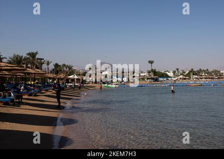Sharm El Sheikh, Ägypten. 13.. November 2022. Ein allgemeiner Blick auf einen Strand an der Naama Bay im Resort am Roten Meer von Sharm El-Sheikh, der Gastgeberstadt der UN-Klimakonferenz 2022 COP27. Kredit: Gehad Haddy/dpa/Alamy Live Nachrichten Stockfoto