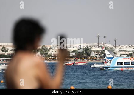 Sharm El Sheikh, Ägypten. 13.. November 2022. Ein Tourist fotografiert in der Naama Bay im Resort am Roten Meer von Sharm El-Sheikh, der Gastgeberstadt der UN-Klimakonferenz 2022 COP27. Kredit: Gehad Haddy/dpa/Alamy Live Nachrichten Stockfoto