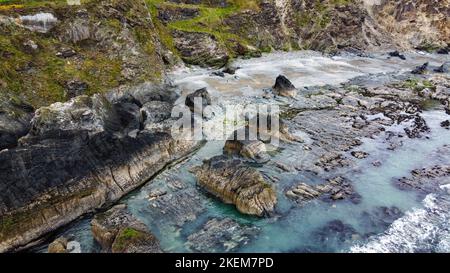 Große Steine an der Küste, Blick von oben. Die felsige Küste von Südiland. Wunderschöne Natur Nordeuropas. Stockfoto