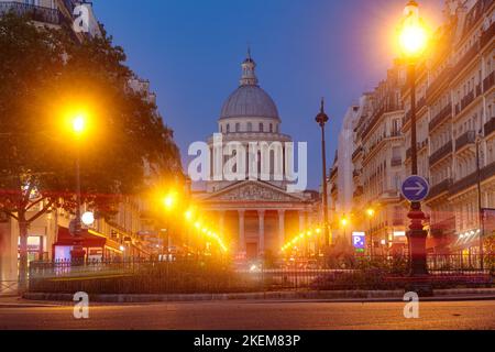 Blick auf das Pantheon-Gebäude in Paris bei Sonnenuntergang mit den Straßenlaternen. Frankreich Stockfoto