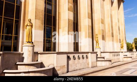 Vergoldete Statue einer Frau auf dem Palais de Chaillot auf dem Place du Trocadero in Paris, Frankreich Stockfoto