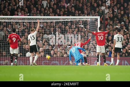 Christian Eriksen (3. rechts) von Manchester United erzielt beim Premier League-Spiel in Craven Cottage, London, das erste Tor seiner Spielseite. Bilddatum: Sonntag, 13. November 2022. Stockfoto