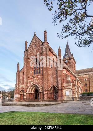 Das Bild zeigt die Kathedrale St. Magnus aus dem 12. Jahrhundert in Kirkwall auf Orkney. Die Kathedrale ist die nördlichste in Großbritannien. Stockfoto