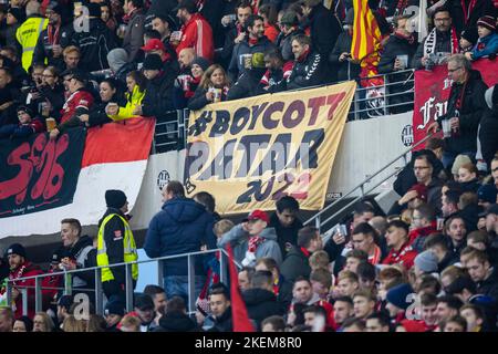 Freiburg Im Breisgau, Deutschland. 13.. November 2022. Fußball, Bundesliga, Matchday 15, SC Freiburg - 1. FC Union Berlin, Europa-Park Stadion: Ein Plakat mit der Aufschrift 'Boykott Katar 2022' ist im SC Freiburg Fanblock zu sehen. Kredit: Tom Weller/dpa - WICHTIGER HINWEIS: Gemäß den Anforderungen der DFL Deutsche Fußball Liga und des DFB Deutscher Fußball-Bund ist es untersagt, im Stadion und/oder vom Spiel aufgenommene Fotos in Form von Sequenzbildern und/oder videoähnlichen Fotoserien zu verwenden oder zu verwenden./dpa/Alamy Live News Stockfoto