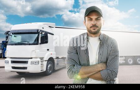 LKW-Fahrer, der vor den LKWs steht Stockfoto