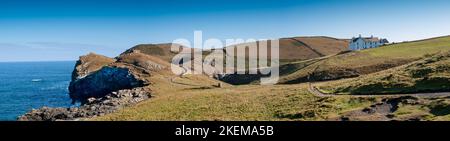 Panorama mit einem Bauernhaus und die Küste in der Nähe von Port Quin in North Cornwall. Stockfoto