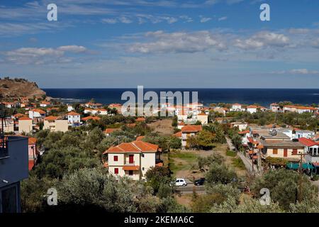 Blick über das Dorf Anaxos auf das Meer. Lesbos-Insel. Oktober 2022. Herbst. Stockfoto