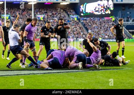 Edinburgh, Schottland, Großbritannien. 13.. November 2022; Murrayfield Stadium, Edinburgh, Schottland: Autumn Series international Rugby Schottland versus Neuseeland; Scott Barrett aus Neuseeland erzielt 3. den Versuch für Neuseeland Kredit: Action Plus Sports Images/Alamy Live News Stockfoto