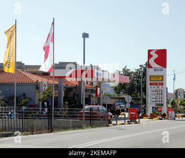 Griechische Eko-Tankstelle am Straßenrand mit bunten Fahnen. Oktober 2022. Herbst. Zym Stockfoto