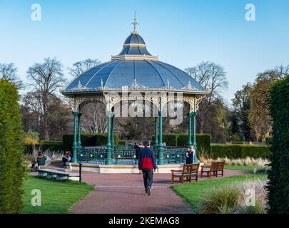 Ornamental restaurierter edwardianischer Bandständer aus Gusseisen, Saughton Park, Edinburgh, Schottland, Großbritannien Stockfoto