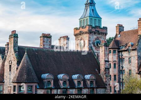 Historisches Brunnengericht, viktorianische Wohnungen für Arbeiter, Dean Village, Edinburgh, Schottland, Großbritannien Stockfoto