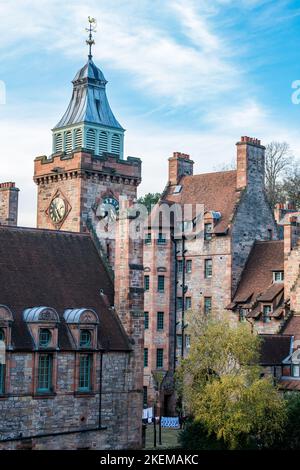 Historisches Brunnengericht, viktorianische Wohnungen für Arbeiter, Dean Village, Edinburgh, Schottland, Großbritannien Stockfoto