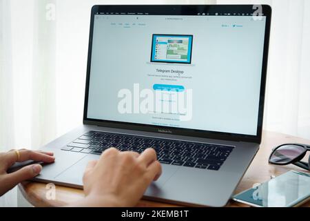 CHIANG MAI, THAILAND Jul 09 2022 - Eine junge Frau, die ein offenes Telegramm für Computer-Laptops verwendet, eine Anwendung, die für die Kommunikation verwendet wird. Entwickelt seit 2013 für Stockfoto