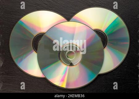 Drei CD-R-Discs auf Schieferstein, Makro, Draufsicht. Stockfoto