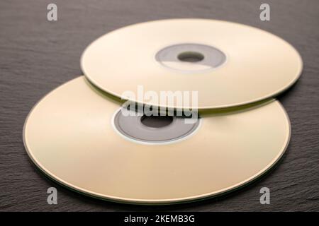 Zwei CD-R-Discs auf Schieferstein, Makro. Stockfoto