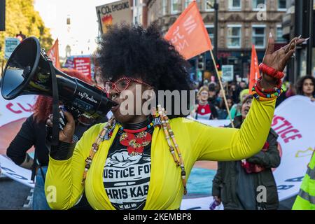 London, Großbritannien. 12.. November 2022. Marvina Newton von United for Black Lives and Justice for Chris Kaba zeigt Aktivisten der Klimajustiz, die vom Shell Center zum Trafalgar Square marschieren, um dringende Klimafinanzierung und Reparationen für Verluste und Schäden für globale Gemeinden im Süden zu fordern. Der marsch wurde von der Climate Justice Coalition im Rahmen eines Global Day of Action organisiert, der von afrikanischen Klima-Kampagnen-Gruppen auf COP27:00 Uhr aufgerufen wurde. Kredit: Mark Kerrison/Alamy Live Nachrichten Stockfoto