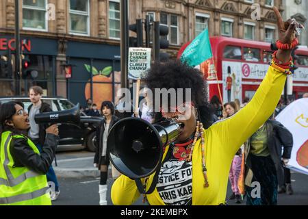 London, Großbritannien. 12.. November 2022. Marvina Newton von United for Black Lives and Justice for Chris Kaba zeigt Aktivisten der Klimajustiz, die vom Shell Center zum Trafalgar Square marschieren, um dringende Klimafinanzierung und Reparationen für Verluste und Schäden für globale Gemeinden im Süden zu fordern. Der marsch wurde von der Climate Justice Coalition im Rahmen eines Global Day of Action organisiert, der von afrikanischen Klima-Kampagnen-Gruppen auf COP27:00 Uhr aufgerufen wurde. Kredit: Mark Kerrison/Alamy Live Nachrichten Stockfoto