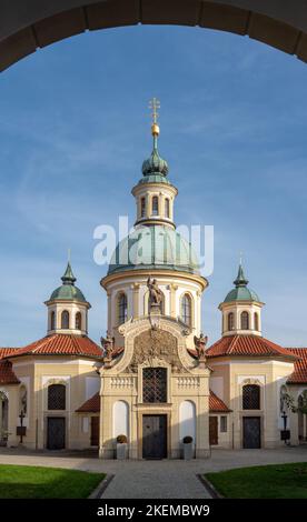 Wallfahrtsort der Siegesgottes in Bílá hora in Prag, barocker katholischer Komplex aus dem 18.. Jahrhundert. Kirche in der Mitte, von einem Kreuzgang aus gesehen. Stockfoto