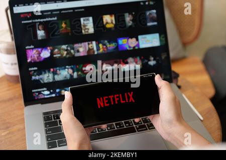 CHIANG MAI, THAILAND, 09. Juli , 2022: Frau Hand hält Smart Phone mit Netflix-Logo auf android-Handy. Netflix ist ein globaler Anbieter von Streaming Stockfoto