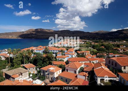 Petra Stadt, Lesbos, Griechenland, Blick von der Kirche unserer Lieben Frau vom Süßen Kuss - Glykfylousa Panagia - 2022. Oktober. Herbst Stockfoto