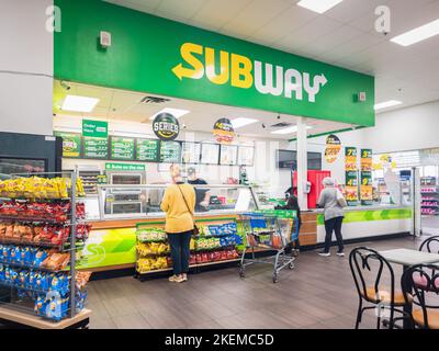 New Hartford, New York - 3. Nov 2022: Landschaftsansicht des Innenausstattes des Subway-Restaurants mit Kunden, die Lebensmittel kaufen. Stockfoto