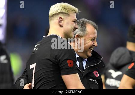 Edinburgh, Großbritannien. 13.. November 2022. Dalton Papali'i feiert mit dem neuseeländischen Cheftrainer Ian Foster nach dem Spiel der Autumn Nation Series im Murrayfield Stadium, Edinburgh. Bildnachweis sollte lauten: Neil Hanna/Sportimage Kredit: Sportimage/Alamy Live News Stockfoto