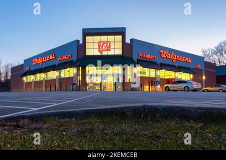 New Hartford, New York - 29. März 2022: Landschaftsaufnahme von Walgreens Apothekengebäude von außen. Stockfoto