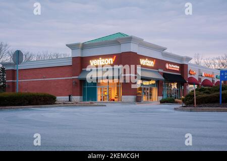 New Hartford, New York - 29. März 2022: Blick auf das Äußere des Verizon-Gebäudes. Stockfoto