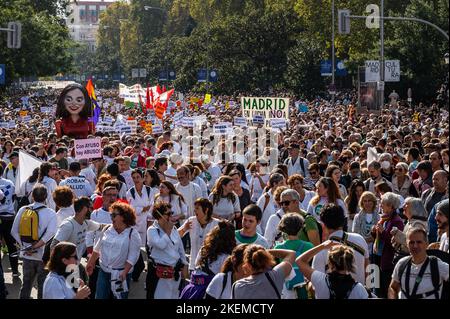 Madrid, Spanien. 13.. November 2022. Tausende von Demonstranten werden während einer Demonstration zur Verteidigung des öffentlichen Gesundheitssystems gesehen. Etwa 200.000 Menschen sind zum Cibeles-Platz marschiert, um gegen die Verwaltung des Primary Care Service von Madrid zu protestieren. Quelle: Marcos del Mazo/Alamy Live News Stockfoto