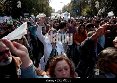 Madrid, Spanien. 13.. November 2022. Madrid Spanien; 11.13.2022.- Weiße Tücher als Symbol Tausender, die vor ihrer Demontage eine qualitativ hochwertige öffentliche Gesundheitsversorgung fordern, was auf die Politik der Präsidentin von Madrid, Isabel Ayuso, zugunsten der privaten Gesundheitsversorgung zurückzuführen ist. Bürger aus der ganzen Gemeinschaft von Madrid füllen die Straßen rund um das Gebäude des Ratsvorsitzes der Gemeinschaft in der Hauptstadt des Königreichs Spanien. Kredit: Juan Carlos Rojas./dpa/Alamy Live Nachrichten Stockfoto