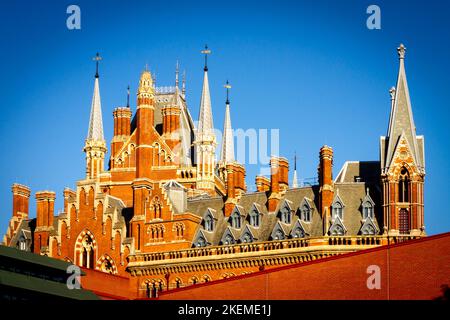 Dach des St. Pancras Interntional Railway Station in London von der British Library aus gesehen Stockfoto