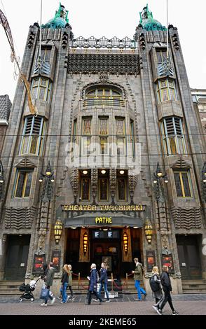 amsterdam, noord-holland/niederlande - 2022-11-03: reguliersbreestraat - Cinema pathé tuschinski Theatre -- [credit: joachim affeldt - larger forma Stockfoto