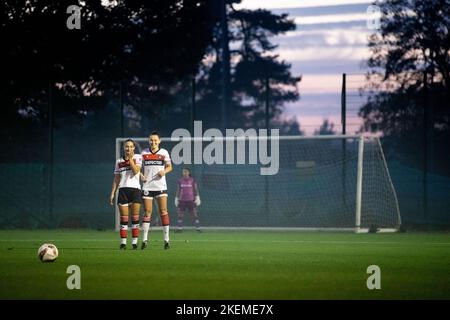 London, Großbritannien. 13.. November 2022. K Sports Cobdown Lily Price (21 Dulwich Hamlet) und Brittany Saylor (8 Dulwich Hamlet) haben sich während des ersten Spiels des Vitality Women's FA Cup zwischen Aylesford und Dulwich Hamlet im K Sports Cobdown in London, England, in einer Wand aufgestellt. (Liam Asman/SPP) Quelle: SPP Sport Press Photo. /Alamy Live News Stockfoto