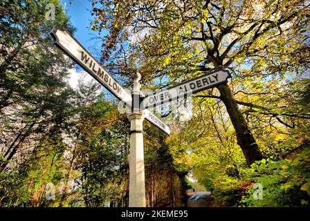 Cheshire Goldenes Dreieck. Ein Wegweiser in der Nähe von Prestbury Village, der auf alle drei Ecken des goldenen Dreiecks von Cheshire zeigt. Stockfoto