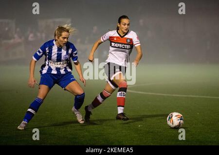 London, Großbritannien. 13.. November 2022. K Sports Cobdown Lily Price (21 Dulwich Hamlet) in Aktion während des Vitality Women's FA Cup First Round Spiels zwischen Aylesford und Dulwich Hamlet im K Sports Cobdown in London, England. (Liam Asman/SPP) Quelle: SPP Sport Press Photo. /Alamy Live News Stockfoto