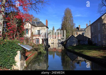 Herbstansicht des Maison Moulin und des Flusses Nohain im Zentrum des Dorfes Donzy in der Region Nièvre in Frankreich. Stockfoto