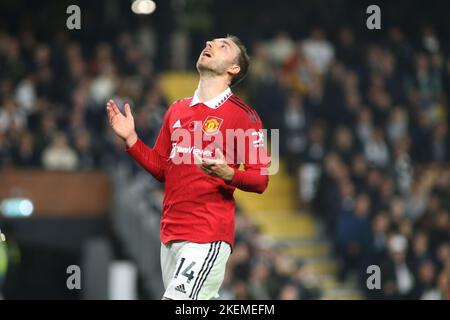 Craven Cottage, Fulham, London, Großbritannien. 13.. November 2022. Premiership Football, Fulham gegen Manchester United; Christian Eriksen von Manchester United zeigt Enttäuschung über ein großes offenes Tor in der Halbzeit 1. Credit: Action Plus Sports/Alamy Live News Stockfoto