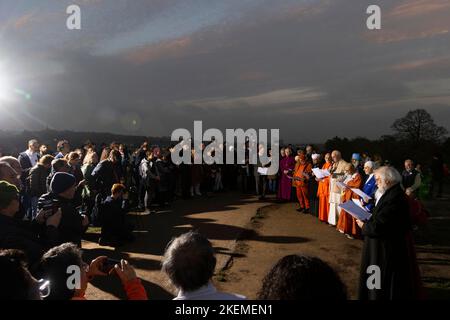NUR FÜR REDAKTIONELLE VERWENDUNG Erzbischof Rowan Williams (rechts) und andere religiöse Führer der Welt versammeln sich auf dem Parliament Hill in London zur ersten Klima-Reue-Zeremonie, einer multireligiösen Zeremonie, um Vergebung für Klimasünden zu suchen und Demut und Aktion für die Teilnehmer um Cop27 Uhr zu inspirieren, Die Klimakonferenz der Vereinten Nationen in Sharm El Sheikh, Ägypten. Bilddatum: Sonntag, 13. November 2022. Stockfoto