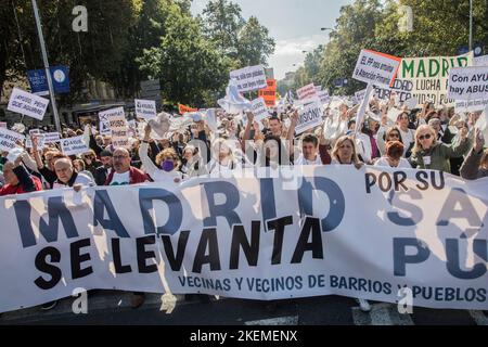 Hunderttausende Menschen marschierten am Sonntag, dem 13. November, in Madrid zur Verbesserung der öffentlichen Gesundheit und gegen Reformpläne, die von der Regionalregierung vorangetrieben werden. Beamte schätzten die Menge auf 200.000, während die Organisatoren sie auf über 600.000 setzten. Die Teilnehmer, unterstützt von Gewerkschaften und Oppositionsparteien, forderten eine qualitativ hochwertige, universelle Gesundheitsversorgung. Die Primärversorgung im Raum Madrid steht unter Druck, und die Aktivisten wollen, dass sie besser finanziert und personell ausgestattet wird, anstatt sie umzustrukturieren, wie es die Regionalregierung versucht, mit Dingen wie öffentlich-privaten Partnerschaften. Es wurde als die größten beschrieben Stockfoto