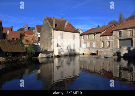 Herbstansicht der Brücke und des Flusses Nohain im Zentrum von Donzy, einer Stadt in der Region Nièvre in Frankreich. Stockfoto