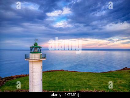 Der Leuchtturm von Lastres bei Sonnenuntergang in der Stadt Luces, Asturien, Spanien. Stockfoto