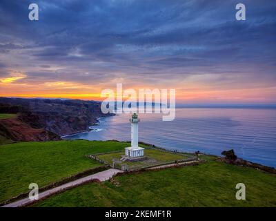 Der Leuchtturm von Lastres bei Sonnenuntergang in der Stadt Luces, Asturien, Spanien. Stockfoto