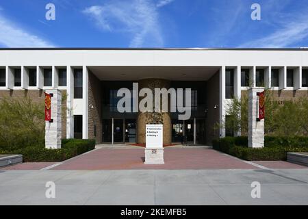 SANTA ANA, KALIFORNIEN - 11. NOVEMBER 2022: Das Admonistration-Gebäude auf dem Campus des Santa Ana College. Stockfoto