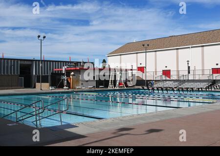 SANTA ANA, KALIFORNIEN - 11. NOVEMBER 2022: Schwimmbad auf dem Campus des Santa Ana College. Stockfoto