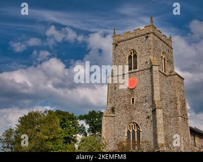 Der steinerne Turm der St. Mary's Church in Brancaster, Norfolk, Großbritannien. Stockfoto
